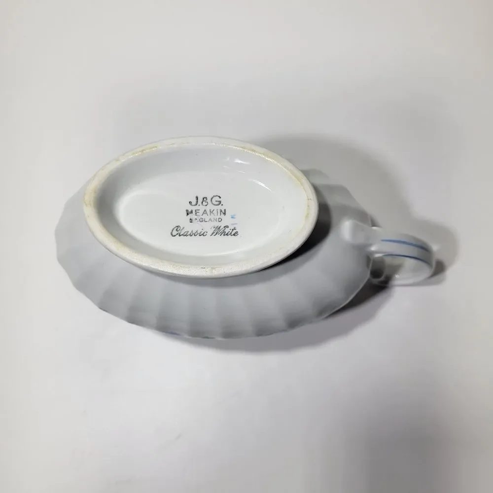 J and G‎ Meakin of England Classic White Fluted Ceramic Gravy Boat